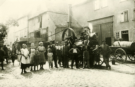 Dreschmaschine und Dreschmannschaft in Butzbach, 1920