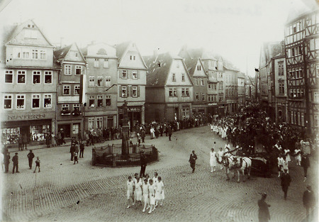Glockeneinholung auf dem Butzbacher Marktplatz, 1926