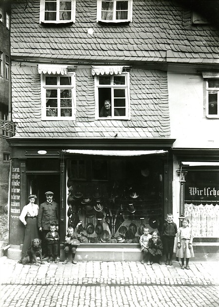 Hutladen in der unteren Hauptstraße in Herborn, um 1909