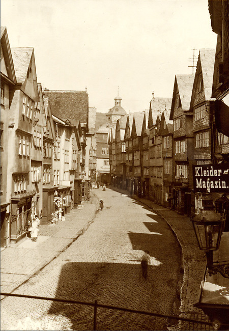 Straßenszene in Herborn in der Neugasse mit Rathaus, um 1875