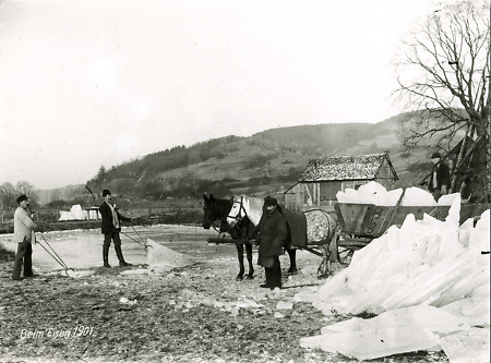Männer beim „Eisen“ am Herborner Eisweiher, 1901