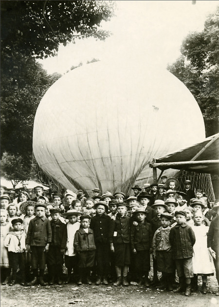 Das Befüllen des Ballons der Kätchen Paulus in Herborn, 1909