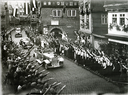 Hermann Göring bei der Durchfahrt durch Herborn, 1934
