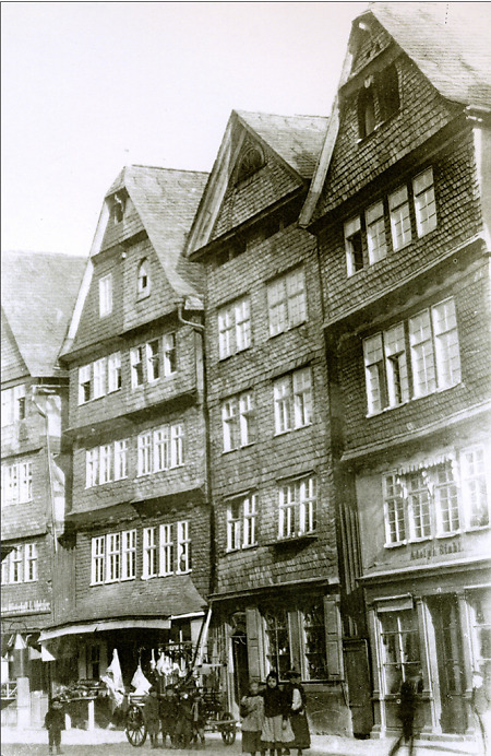 Verschieferte Häuser in der Neugasse in Herborn (heute Hauptstraße), 1890