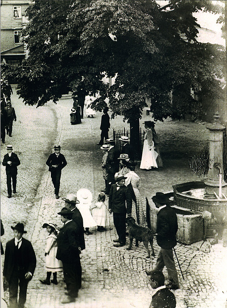 Zuschauer am Rande eines Festzuges in Herborn, um 1902