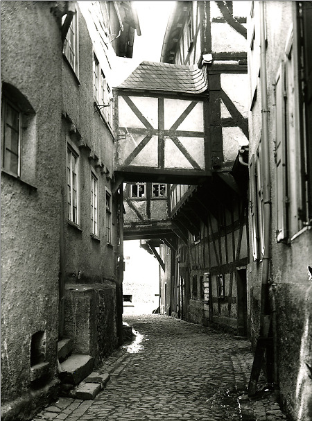 Enge Gasse in Herborn mit Hausübergängen, 1928