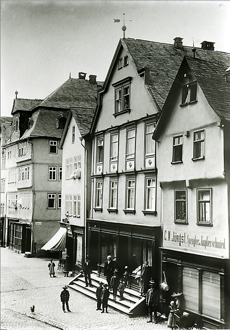 „Bausche Treppe“, der Aufgang zum Konfektionsladen „Bausch“ in Herborn, 1905-1910