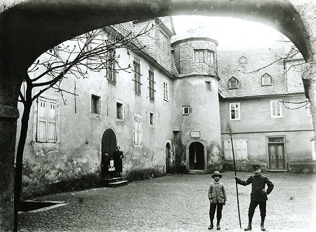 Blick in den Innenhof der Hohen Schule Herborn, um 1895