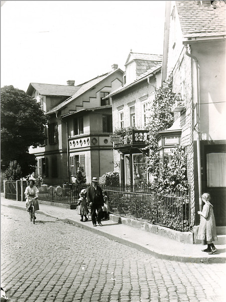 Straßenszene in Herborn, vermutlich in der Frankfurter Straße, 1910-1929