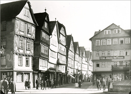 Straßenszene in Herborn auf dem Buttermarkt, 1920er Jahre