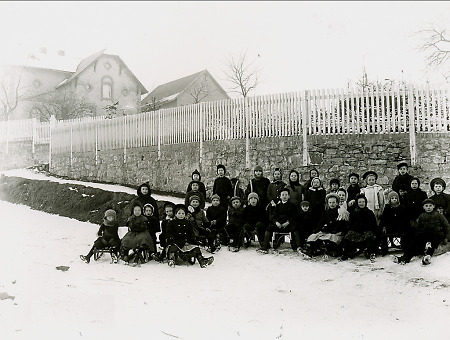 Kinder beim Schlittenfahren in Herborn, 1905-1910