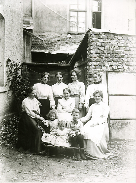 Gruppenaufnahme von Frauen mit Kindern in Herborn, 1920er Jahre