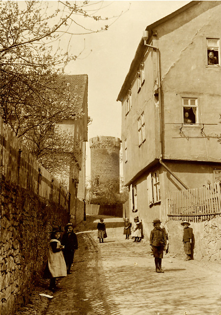Kinder in Herborn auf dem Weg von der Schule nach Hause, 1896