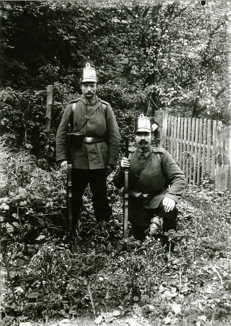 Zwei Soldaten in Uniform in einem Herborner Garten, vor 1914