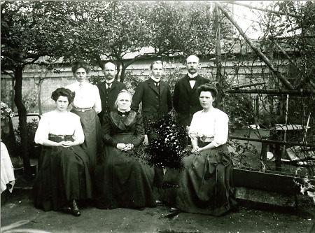 Ältere Frau aus Herborn mit ihren sechs erwachsenen Kindern, 1910