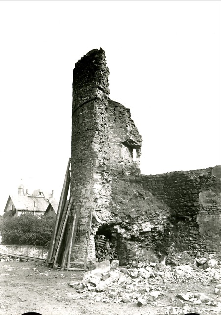 Die Ruine des Dillturms in Herborn nach dem Brand vom August 1904, undatiert