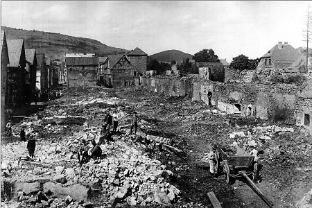 Aufräumarbeiten in der Schaf- und Hintergasse zu Herborn nach dem Brand im August 1904, undatiert