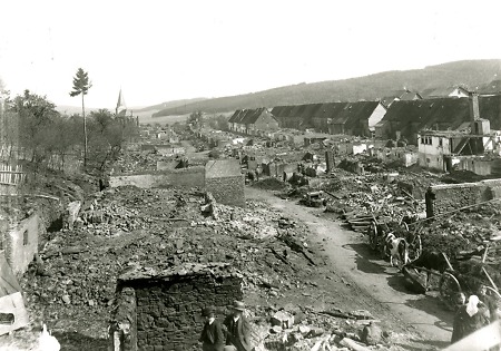 Zerstörter Straßenzug in Hörbach nach einem Großbrand, 1893