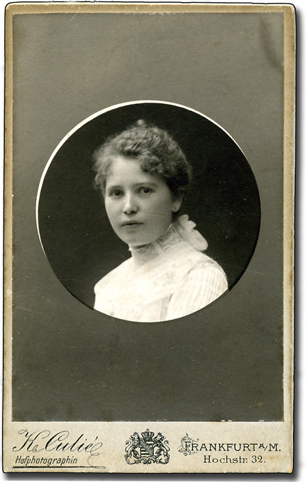 Unbekannte junge Frau, wohl aus Herborn, um 1900