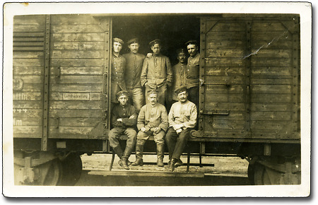 Deutsche Soldaten des Ersten Weltkriegs beim Rückzug in einem Güterwagen, 1918