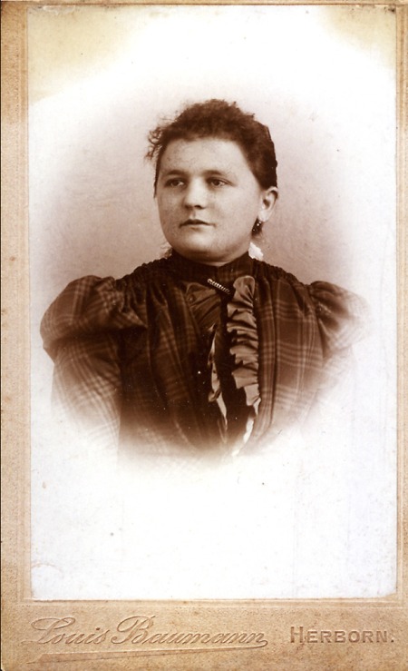 Junge Frau aus Herborn, 1905