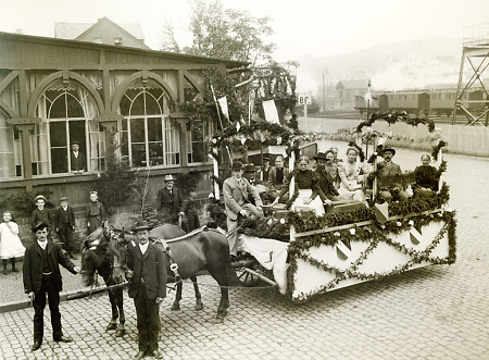 Festwagen der Gemeinde Roth beim Landwirtschaftlichen Fest in Herborn, 1909