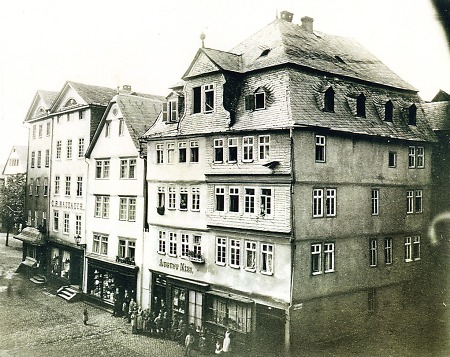 Häusergruppe am Herborner Marktplatz, 1885