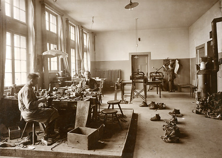 Die Schusterwerkstatt in der Landes-Heil- und Pflegeanstalt Herborn, um 1925