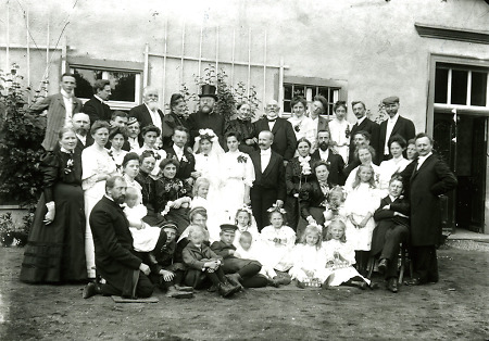 Hochzeitsgesellschaft in Herborn, um 1900