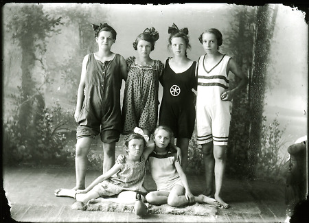 Sechs Mädchen aus Herborn in Schwimmanzügen, um 1900