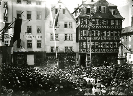 Feuerwehrübung anlässlich eines Feuerwehrfestes auf dem Marktplatz in Herborn, um 1900