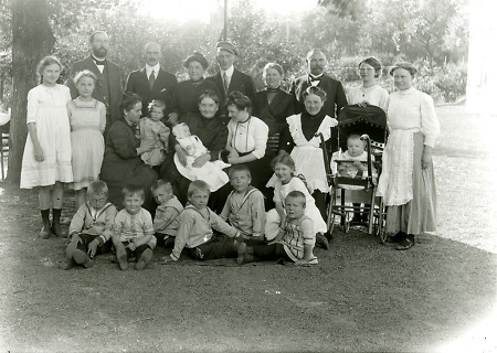 Bürgerliche Familie aus Herborn anlässlich einer Familienfeier, um 1900