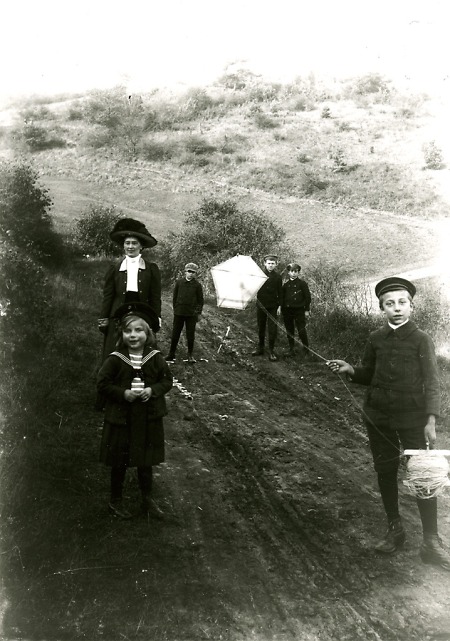 Kinder in Begleitung beim Drachensteigen in Herborn, um 1910