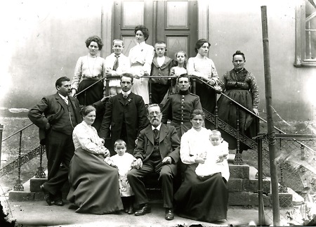 Der Herborner Mechanicus Meckel mit Familie und Gesinde, um 1900