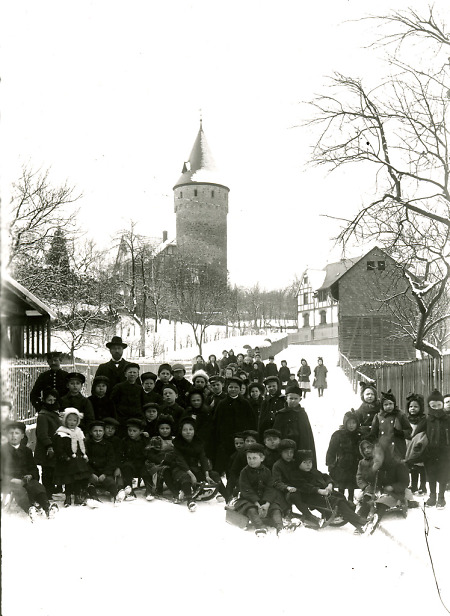 Kinder und Erwachsene beim Schlittenfahren am Herborner Bürgerturm, 1910