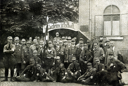 Kurhessische SA-Männer vor dem Gauquartier auf dem Reichsparteitag in Weimar, 1926
