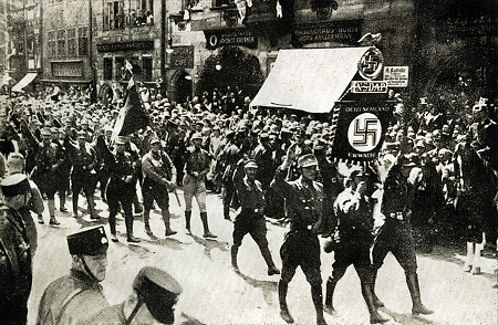 Einmarsch der Kasseler Standarte 83 beim Reichsparteitag in Nürnberg, 1929