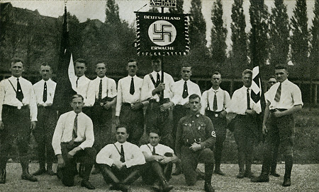 Feldzeichen und Fahnen auf dem Gauparteitag in Kassel, 1930