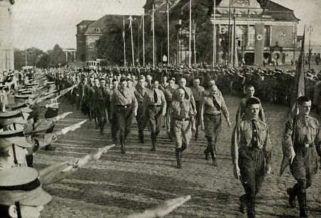 Propagandamarsch der „Alten Kämpfer“ durch Kassel am „Tag der SA“, 5. Mai 1934