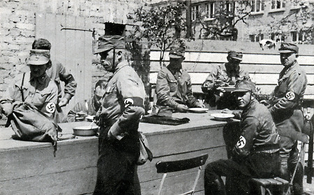 SA-Männer bei der Mittagspause, 1931