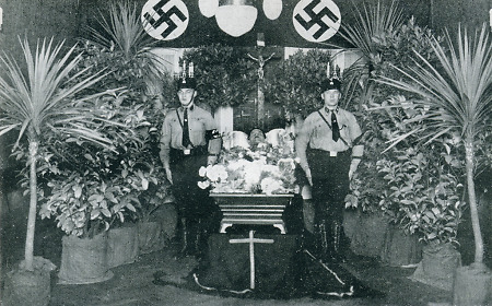 Aufbahrung des NS-Gauleiters Peter Gemeinders im Braunen Haus in Darmstadt, 2. September 1931