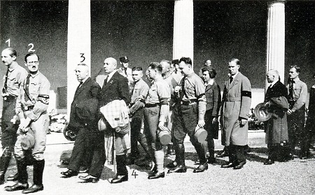 Prinz August Wilhelm, MdR Lindner, Robert Ley und Kreisleiter Heß bei der Beisetzung Gemeinders, 2. September 1931