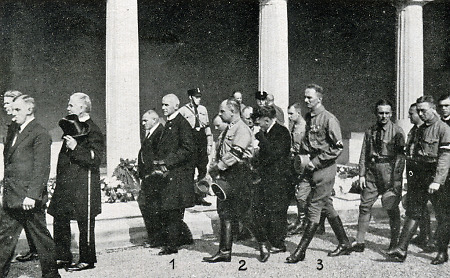 Frick, Dreher und Wassung bei der Beisetzung Peter Gemeinders in Darmstadt, 2. September 1931