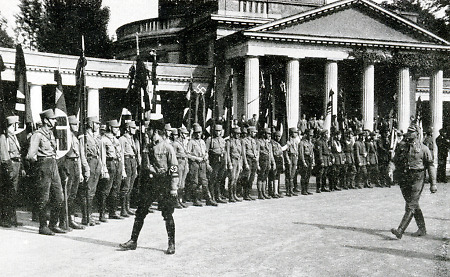 SA-Männer stehen in Reihe bei der Beerdigung Gemeinders in Darmstadt, 2. September 1931