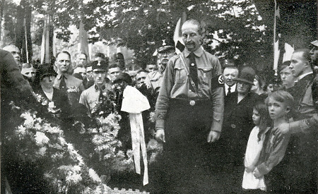Prinz August Wilhelm von Preußen bei der Beerdigung Peter Gemeinders in Darmstadt, 1931
