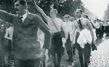 Nackte Nationalsozialisten beim Marsch durch Darmstadt, 2. September 1931