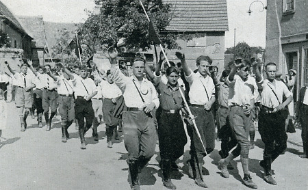 Hitlerjungen marschieren in Nieder-Eschenbach, um 1930-1932
