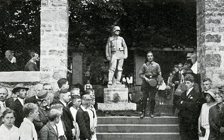 Feierstunde und Rede vor dem Laubacher Kriegerdenkmal, um 1930