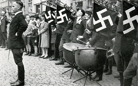 Ein Fanfarenzug in „Verbotsuniform“ in Alsfeld, 1932