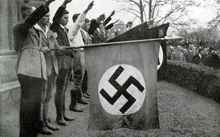 Gesenkte Hakenkreuzfahnen und Hitlergruß am Kriegerdenkmal Lauterbach, um 1932